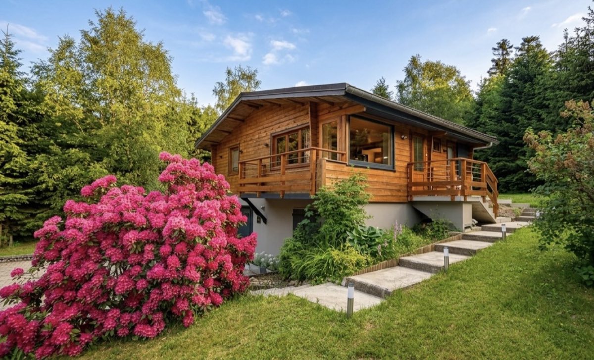 Chalet à Gérardmer au printemps, rhododendrons en fleurs