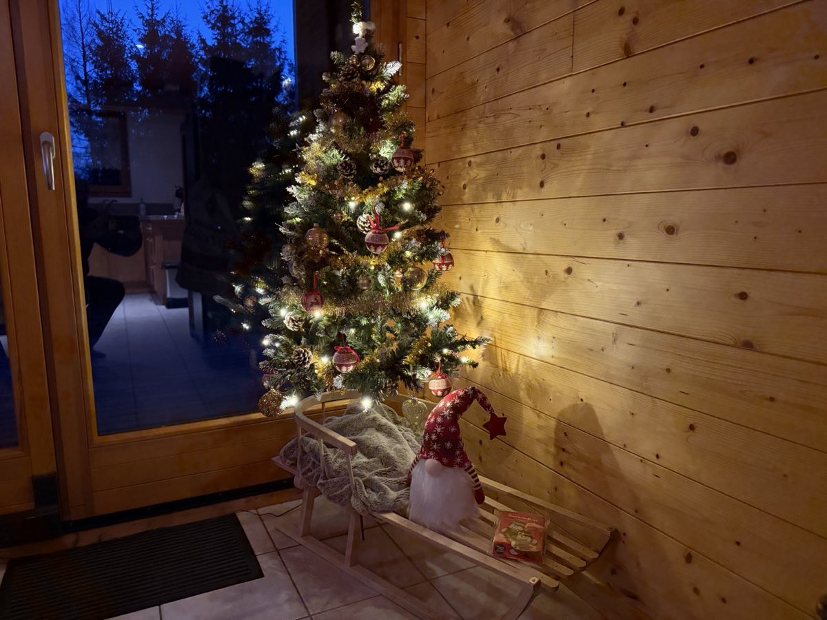 Décoration de Noël dans un chalet géré par Altitude675 : sapin, luge ancienne