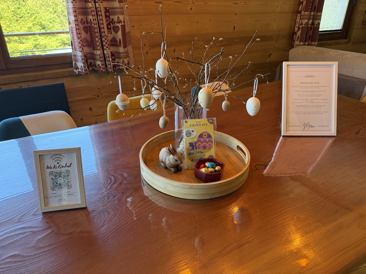 Table décorée pour Pâques par Anne, avec livret d'accueil Altitude675