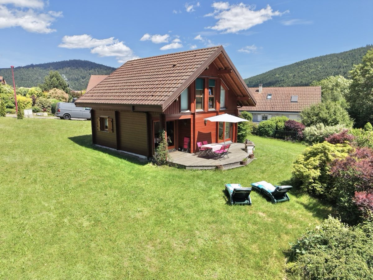 Vue aérienne par drone d'un chalet géré par Altitude675 à Gérardmer en été