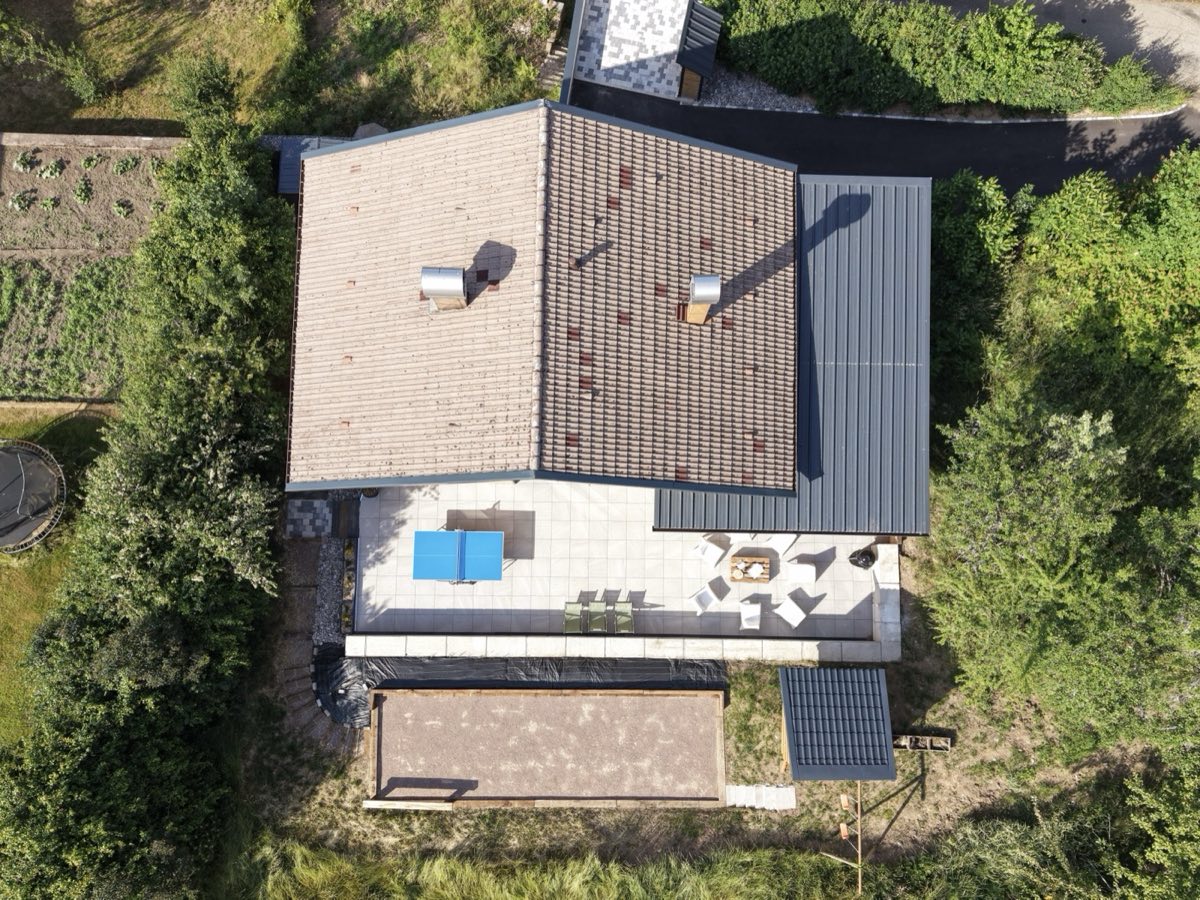 Vue aérienne de la terrasse et des espaces extérieurs d'un chalet à Gérardmer