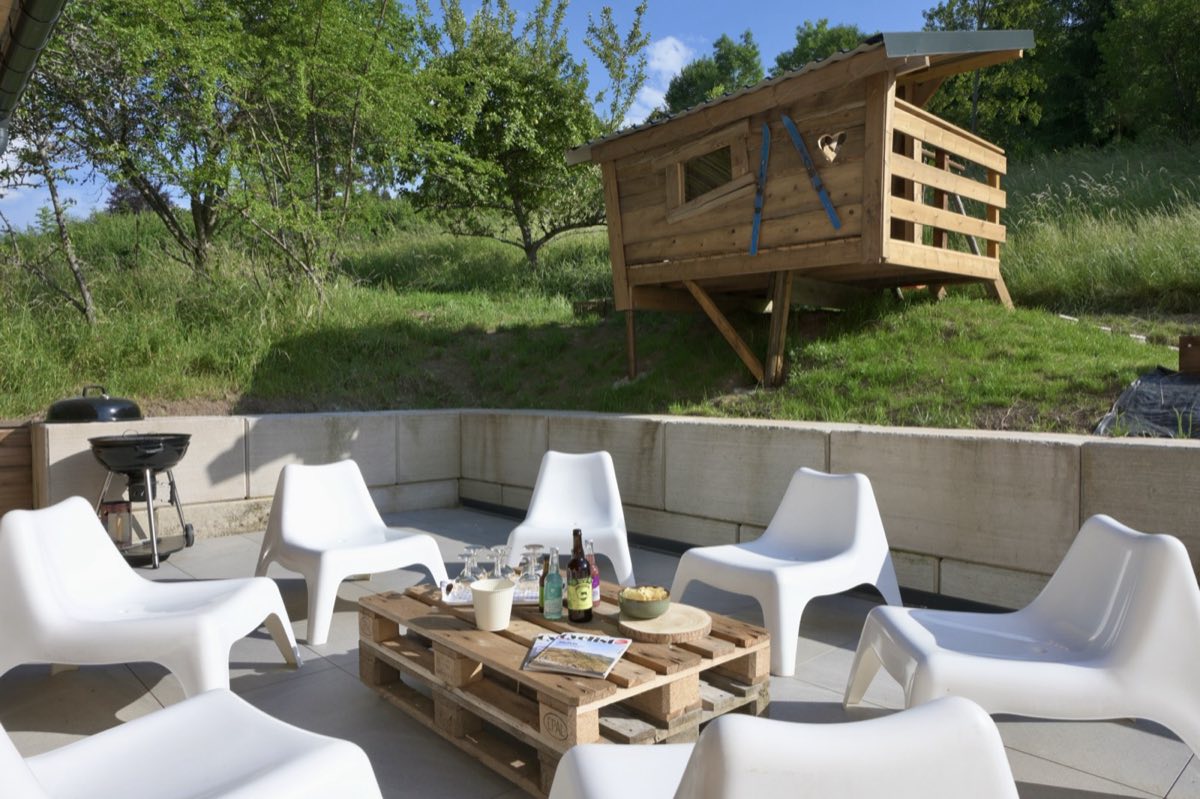Salon de jardin et cabane sur la terrasse d'un chalet à Gérardmer